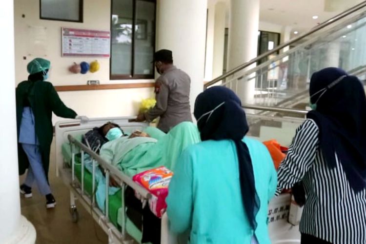 Petugas medis memindahkan pasien dari Ruang Cempaka RSUD Mardhi Waluyo Kota Blitar ke ruang lain yang lebih aman. Beberapa kamar di Ruang Cempaka mengalami kerusakan akibat gempa bumi yang berpusat di selatan Kabupaten Malang, Sabtu (10/4/2021)