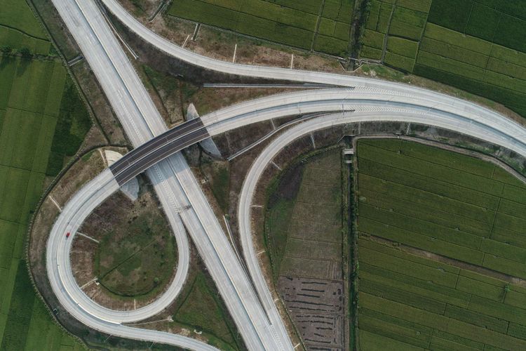 Foto udara simpang susun Caruban dari Proyek Jalan Tol Ngawi-Kertosono di Jawa Timur, Senin (4/6/2018). Jalan Tol Ngawi-Kertosono ruas Ngawi-Wilangan telah sah beroperasi dan dirancang sepanjang total 87,02 kilometer, Jalan Tol Ngawi-Kertosono dibagi dalam empat seksi pengerjaan.