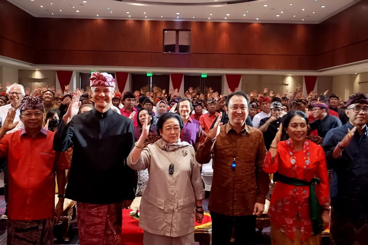 Megawati Soekarnoputri didampingi Ketua DPP PDIP Prananda Prabowo, bersama Gubernur Bali Wayan Koster dan Gubernur Jawa Tengah Ganjar Pranowo dalam acara 'Temu Budaya Jawa-Bali Untuk Indonesia' di Hotel Prime Plaza, Jalan Hang Tuah Sanur, Denpasar, Bali, Jumat (16/6/2023). Kompas.com/ Yohanes Valdi Seriang Ginta
