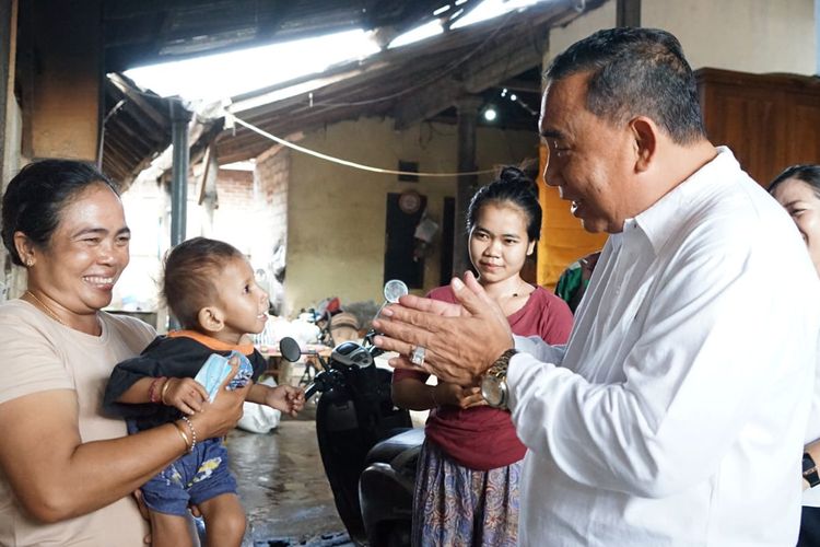 Bupati Jembrana I Nengah Tamba saat mengunjungi salah satu warganya yang memiliki anak dengan kondisi stunting, Jumat (1/12/2023).

