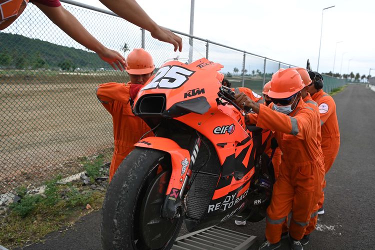 Sejumlah marshall membawa motor milik pembalap Tech 3 KTM Factory Racing Raul Fernandez seusai kecelakaan pada hari kedua tes pramusim MotoGP 2022 di Pertamina Mandalika International Street Circuit, Lombok Tengah, NTB, Sabtu (12/2/2022). Sesi tes pramusim di sirkuit Mandalika tersebut akan berlangsung hingga Minggu (13/2/2022).