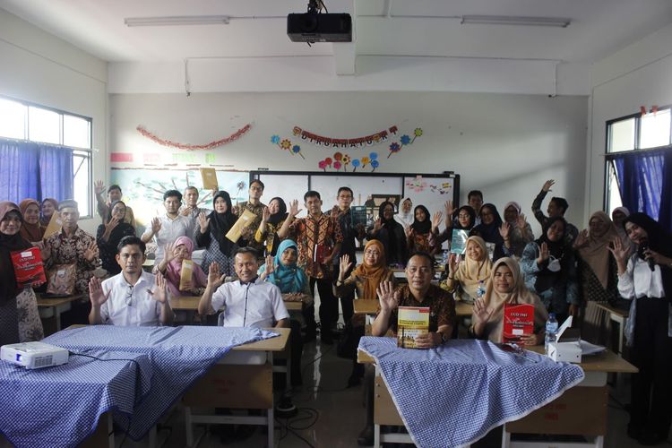 Pendampingan Penulisan Karya Ilmiah bagi Guru PPKn SMP di DKI Jakarta (31/5/2023) digelar Pascasarjana UNJ sebagai bagian Pengabdian kepada Masyarakat (PkM).