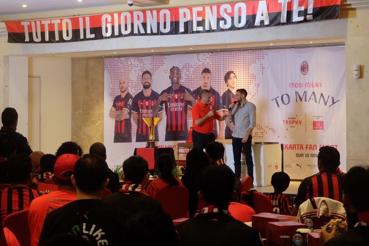 Suasana Meet and Greet Milanisti Indonesia dengan legenda AC Milan, Daniele Massaro, di Hotel Borobudur, Minggu (13/11/2022). Indonesia menjadi negara keempat yang menjadi destinasi tur trofi scudetto AC Milan setelah Inggris, Amerika Serikat, dan Singapura.