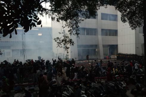 Serang Polisi yang Berjaga, Massa Demonstran Kepung Gedung BPK