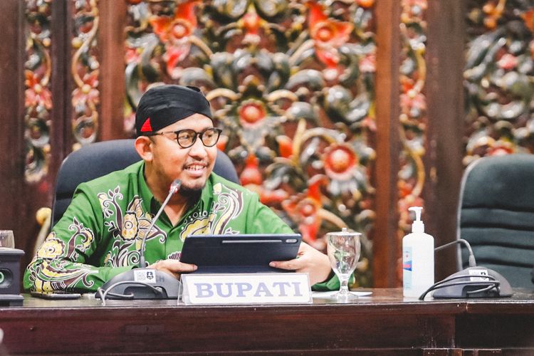 Bupati Sumenep, Jawa Timur (Jatim), Achmad Fauzi Wongsojudo saat menjadi keynote speaker dalam Web Seminar (Webinar) bertajuk ?Tantangan Percepatan Reaktivasi Jalur Kereta Api Guna Pengembangan Potensi Ekonomi dan Pariwisata Wilayah Madura, yang digelar Persatuan Insinyur Indonesia (PII) Jatim, Kamis (4/5/2023).