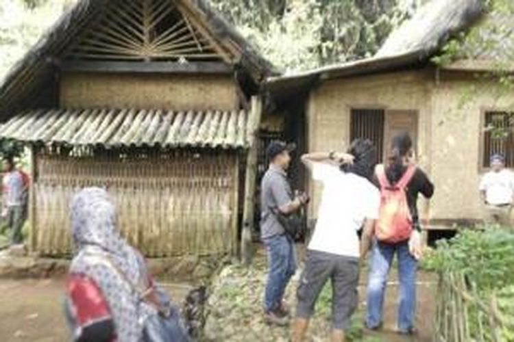 Peserta West Java Heritage Expedition BPKSNT 2014 melihat rumah adat Cikondang di Kampung Cikondang, Desa Lamajang, Kecamatan Pangalengan, Kabupaten Bandung, Rabu (4/6/2014). Rumah adat tersebut diperkirakan telah berusia 300 tahun.