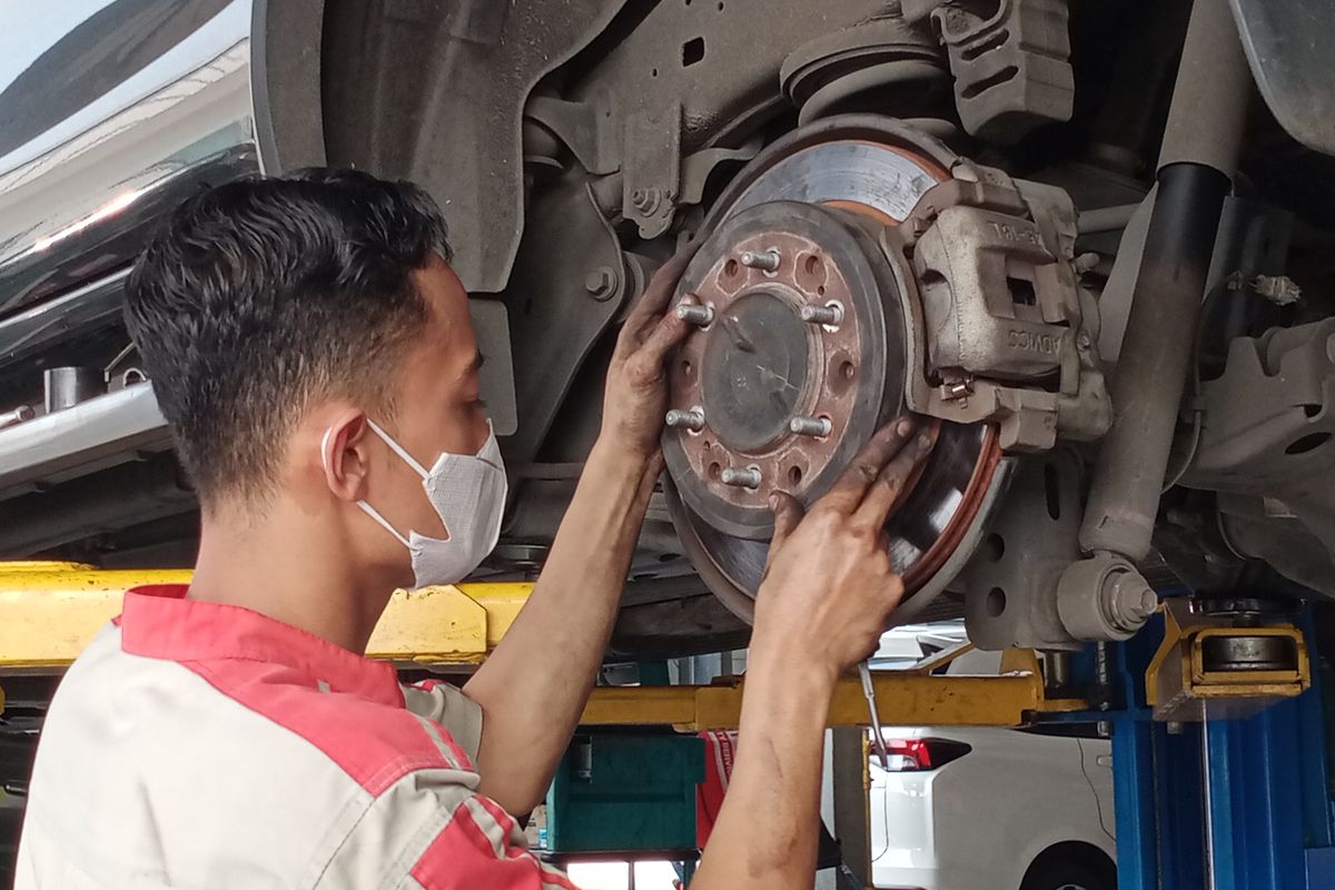 Teknisi dealer dan bengkel Toyota Kartika Sari yang berada di Kota Malang, Jawa Timur