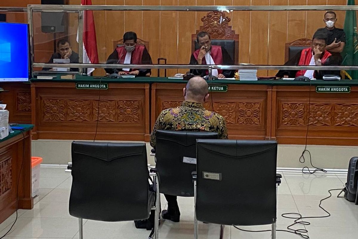 Mantan Kapolda Sumatera Barat Irjen Teddy Minahasa duduk sebagai terdakwa dalam sidang yang digelar di PN Jakarta Barat, Kamis (16/3/2023). 