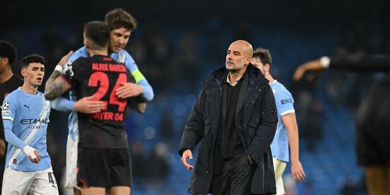 Ekspresi Pep Guardiola usai kalah dalam laga Liga Champions antara Manchester City vs Bayer Leverkusen di Stadion Etihad di Manchester, barat laut Inggris, pada 25 November 2025. Leverkusen memenangkan pertandingan dengan skor 2-0. (Foto oleh Oli SCARFF / AFP)