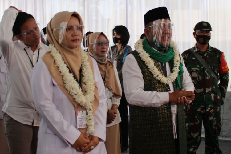 Pasangan Ahmad Zamakhsyari-Yusni Rinzani saat mendaftar sebagai Bakal Calon Bupati dan Wakil Bupati Karawang ke KPU Karawang, Minggu (6/9/2020).