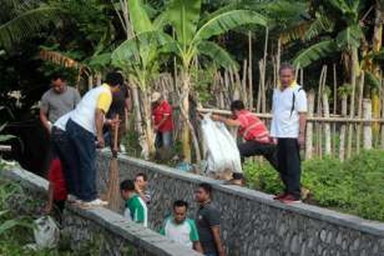 Sejumlah masyarakat dan aparat pemerintah membersihkan saluran air dan lingkungan sekitar rumah. Kegitan ini sebagai antisipasi makin merebaknya penyakit DBD di kota Gorontalo