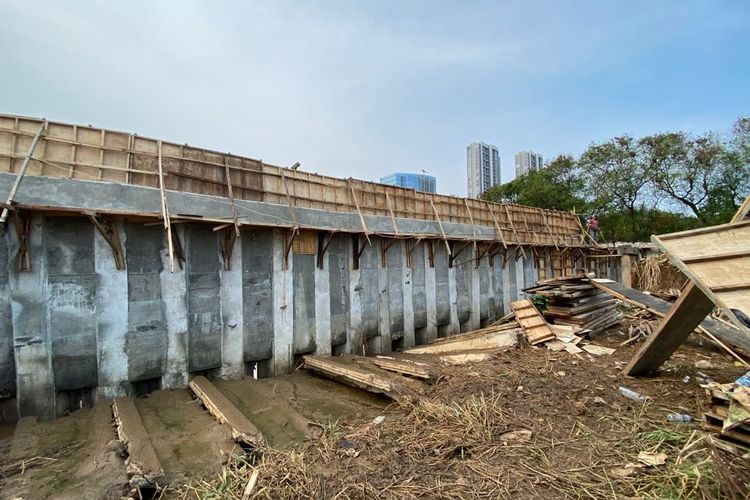 Turap Kali Angke, Kembangan, Jakarta Barat, tengah dibangun, Senin (6/11/2023). 