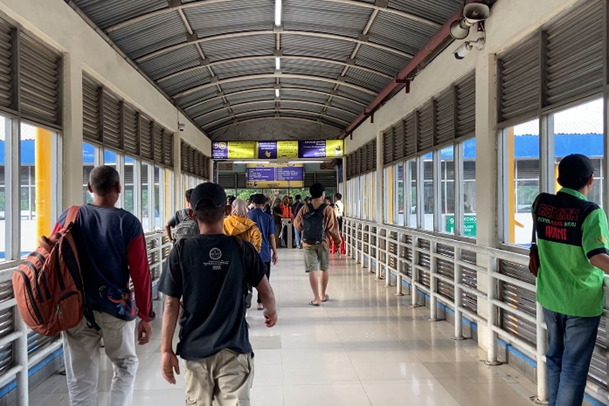 Suasana penumpang di peron Terminal Purabaya Bungurasih Sidoarjo saat momen mudik lebaran 2025, Senin (24/3/2025)