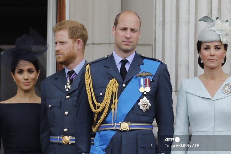 Meghan Inggris, Duchess of Sussex, Pangeran Harry dari Inggris, Duke of Sussex, Pangeran William dari Inggris, Duke of Cambridge dan Catherine dari Inggris, Duchess of Cambridge, berdiri di balkon Istana Buckingham pada 10 Juli 2018.