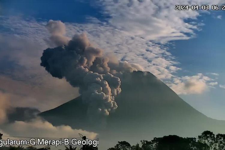 Penampakan Gunung Merapi pascaerupsi, Rabu (3/4/2024).