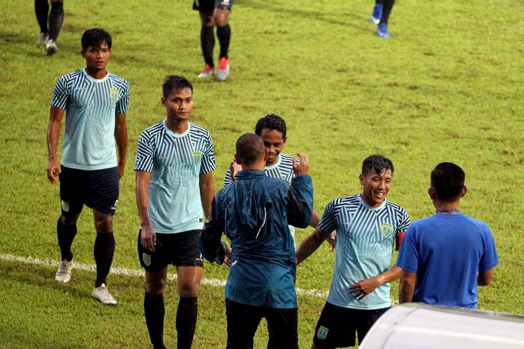 Pemain senior Persela Lamongan Achmad Bustomi bersalaman dengan official Sabah FA seusai laga terakhir penyisihan Grup B Piala Gubernur Jatim 2020 yang berakhir dengan skor 2-2 di Stadion Kanjuruhan Malang, Jawa Timur, Sabtu (15/02/2020) sore.