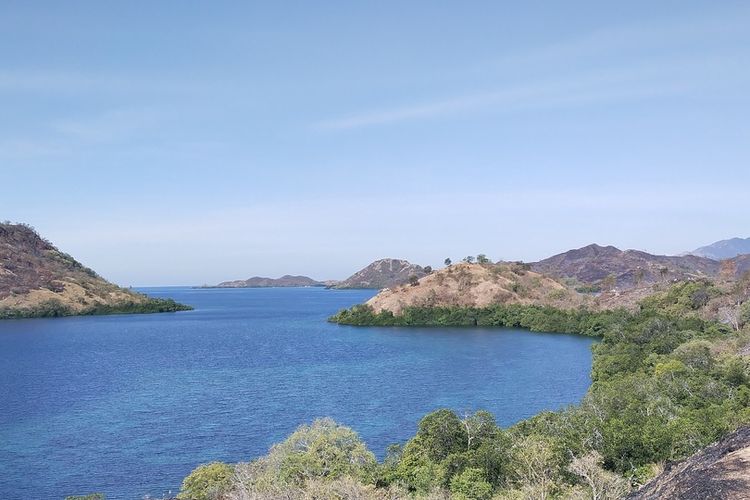 Pemandangan teluk di jalan raya Trans Pantai Utara (Pantura) di Pulau Flores, NTT sangat menakjudkan bagi para wisatawan yang berwisata di bagian Pantura, Senin, (1/8/2022). (KOMPAS.com/MARKUS MAKUR)