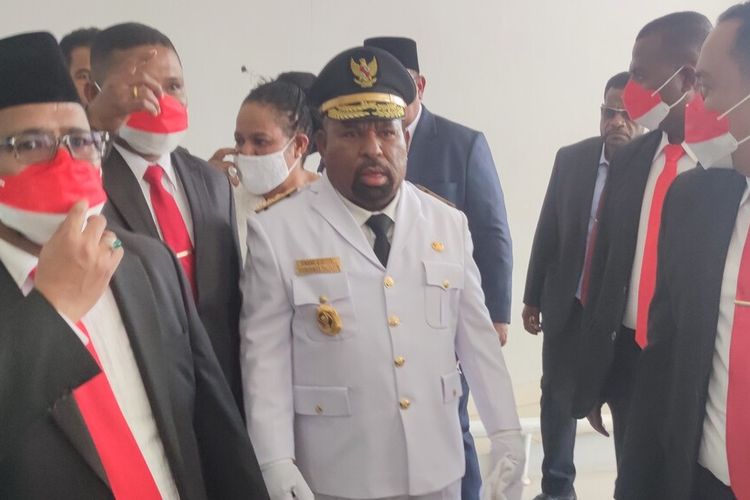 Gubernur Papua Lukas Enembe usai menjadi inspektur upacara peringatan HUT RI Ke-77, Jayapura, Papua, Rabu (17/8/2022)
