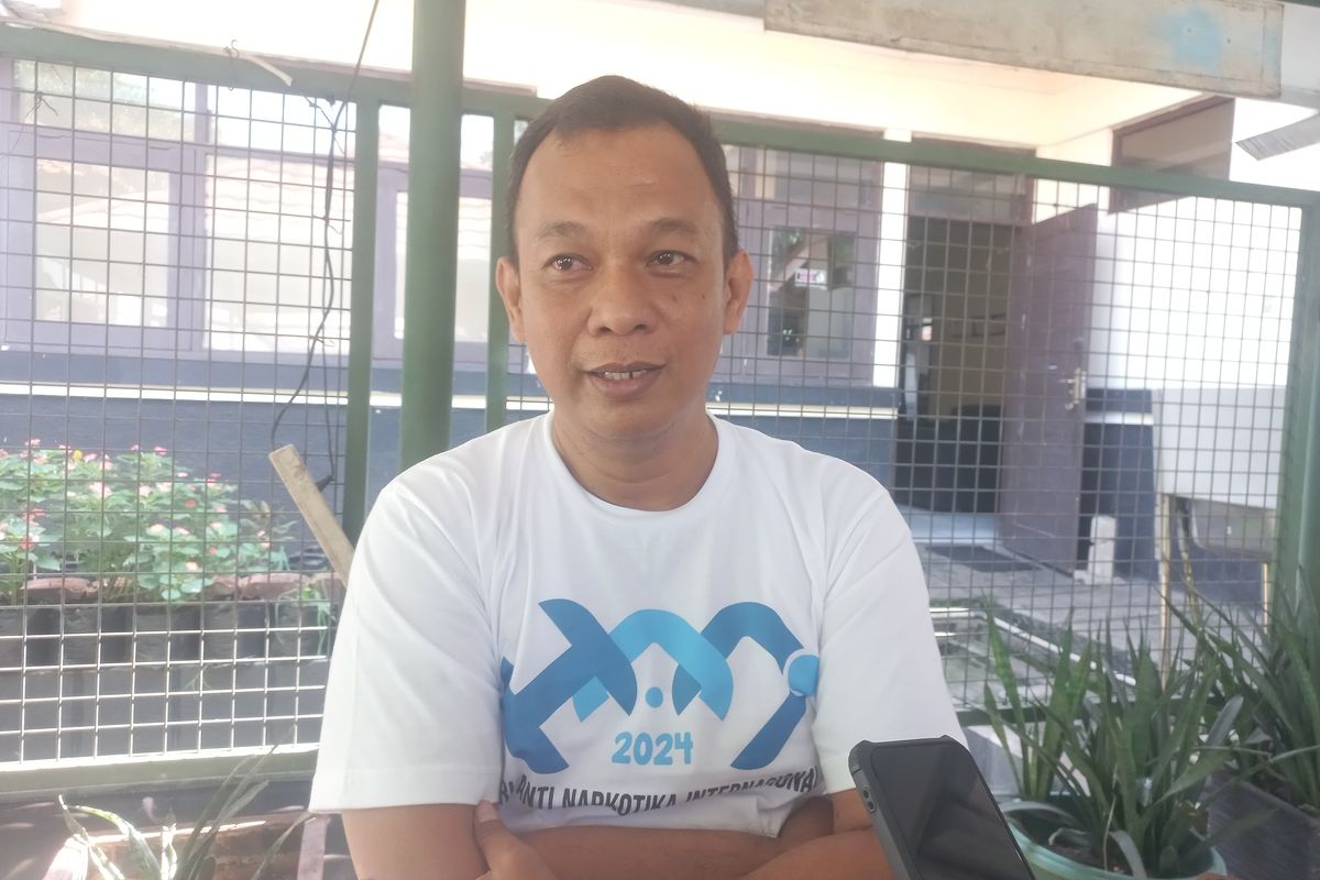 Kepala BNNK Sumedang AKBP Budi Bakhtiar diwawancara di kantor Kecamatan Jatinangor, Sumedang, Jabar, Rabu (10/7/2024). KOMPAS.com/AAM AMINULLAH