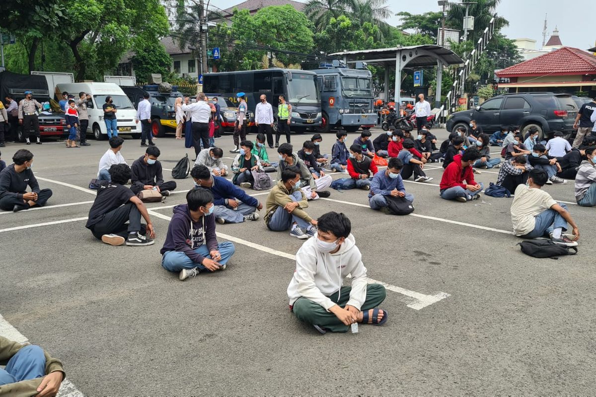 Para pelajar yang diduga hendak tawuran saat diamankan di Mapolres Metro Tangerang Kota, Kota Tangerang, pada Selasa (31/8/2021).