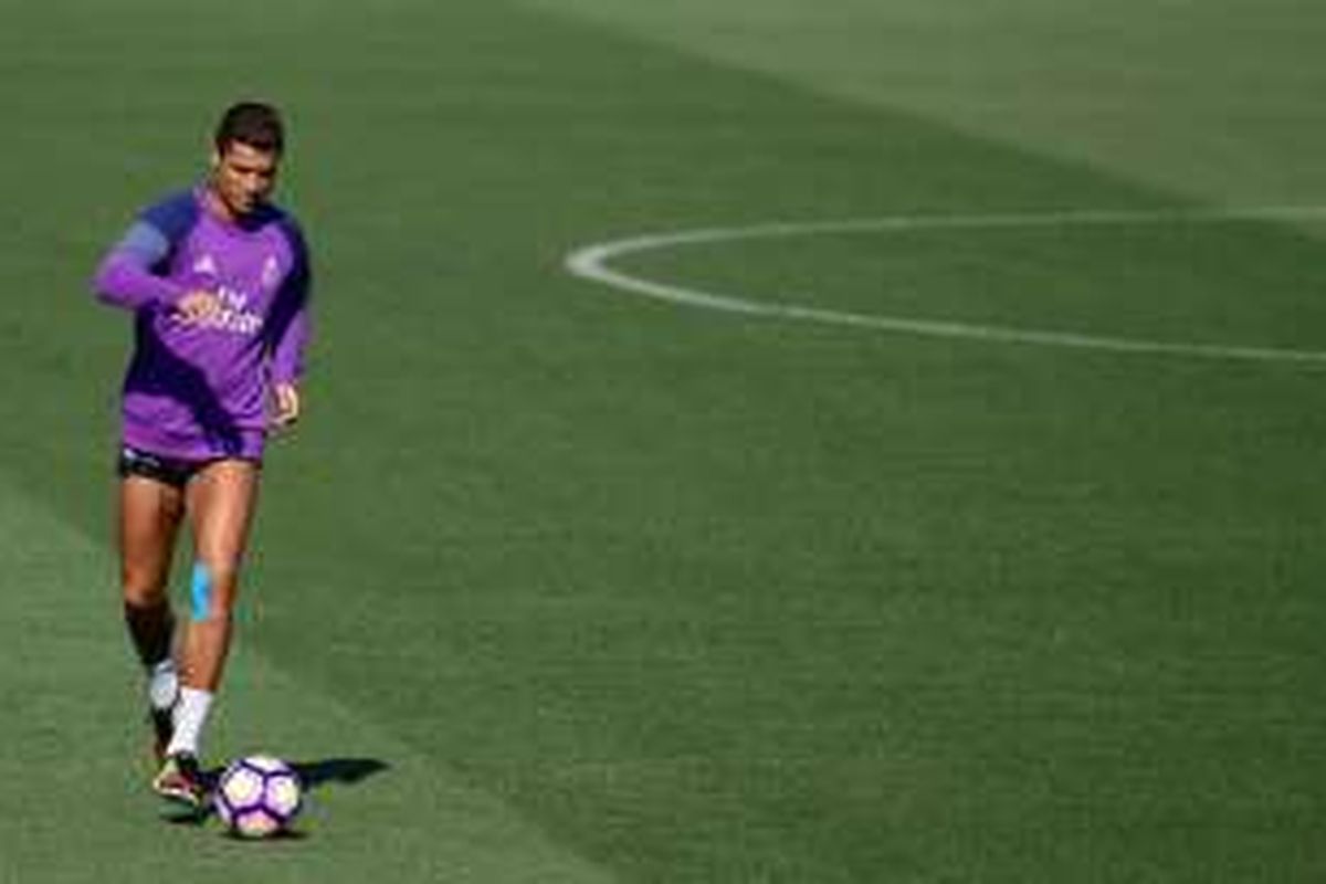 Bintang Real Madrid, Cristiano Ronaldo, menjalani program pemulihan cedera di Valdebebas, 20 Agustus 2016.