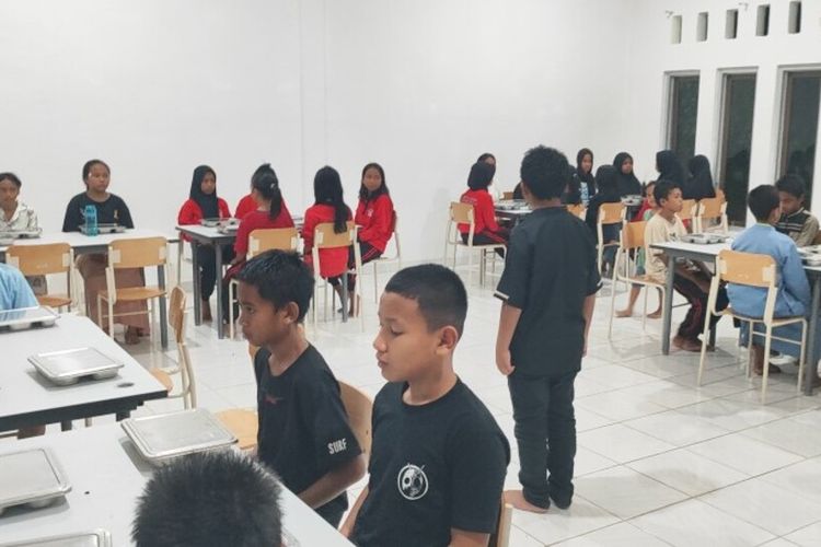 Husna, siswi Sekolah Rakyat Menengah Pertama saat dikenakan sabuk baju Taekwondo oleh wali asuhnya di depan dekat Asrama mereka.
