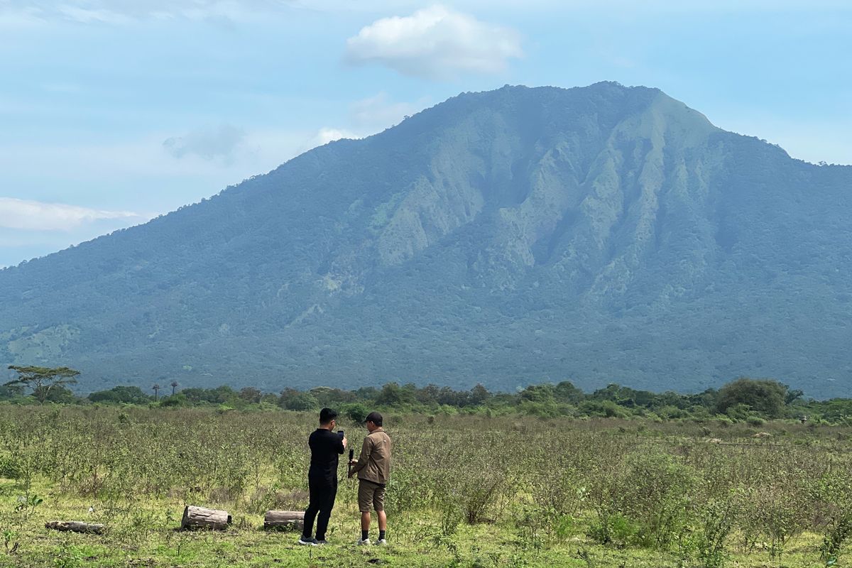 Wisatawan di Taman Nasional Baluran, Situbondo, Jawa Timur.