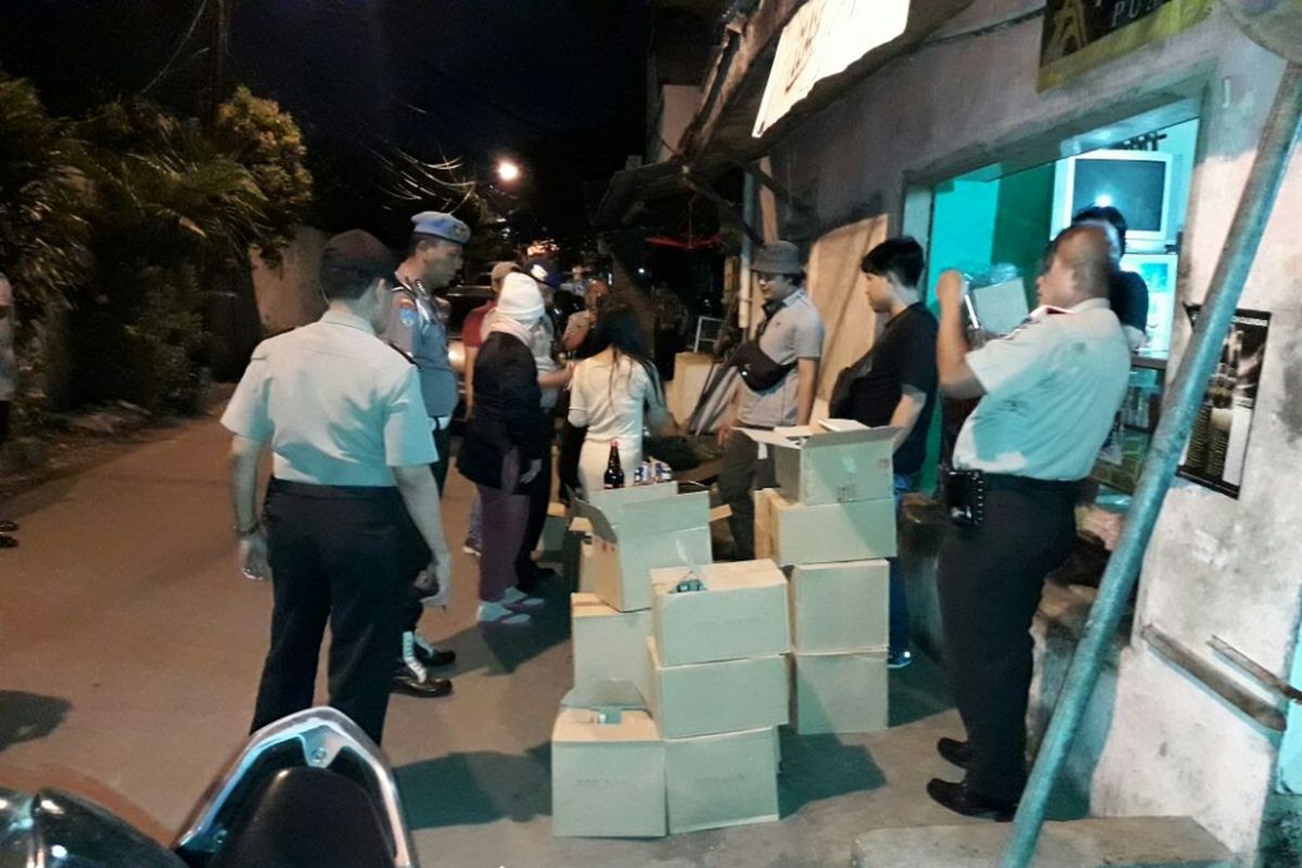 Ratusan botol miras disita petugas di Rawabunga, Jatinegara, Jakarta Timur, Minggu (25/3/2018)