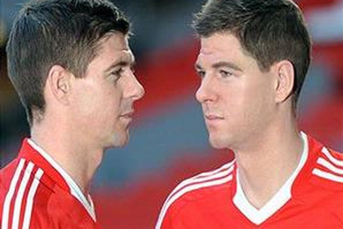 Pemain Liverpool dan timnas Inggris, Steven Gerrard (kiri) berpose bersama patung lilin yang menyerupainya di Anfield, Liverpool, barat laut Inggris, 11 Februari 2010. Patung buatan Madame Tussauds itu akan dipasang di London bersama dengan patung rekan satu timnya di Inggris, Wayne Rooney dan David Beckham.