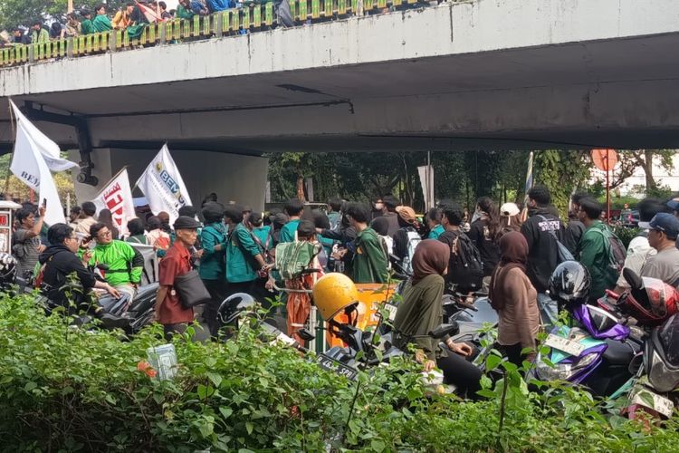 Massa HMI, BSI, dan UNJ Tiba di Senayan, Polisi Tak Lakukan Penyekatan