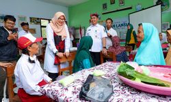 Tinjau Sekolah Lansia, Bupati Ipuk: Ini Penting untuk Tingkatkan Kualitas Hidup Lansia