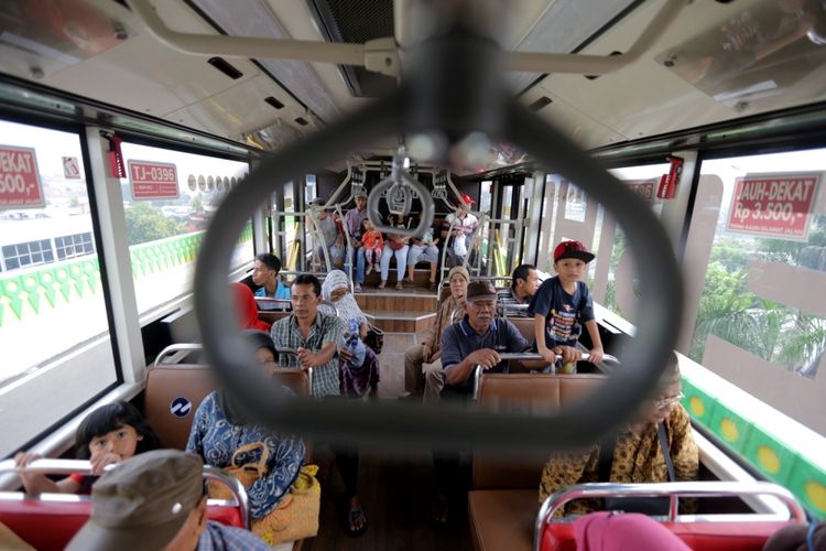 Suasana di dalam bus transjakarta koridor 13 Cileduk - Tendean, Jakarta Selatan, Senin (14/8/2017). Layanan transjakarta koridor 13 mulai beroperasi hari ini, meskipun beberapa halte di koridor tersebut masih belum bisa difungsikan. 