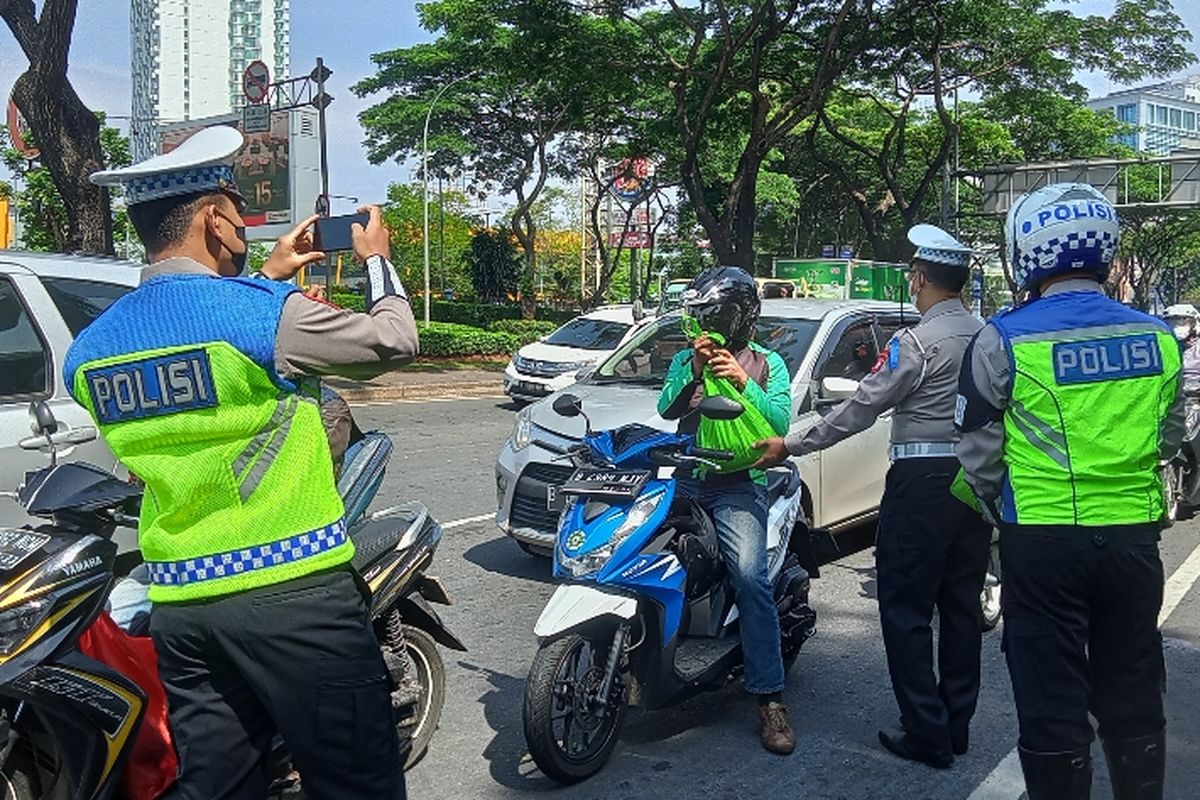 Ilustrasi tilang kendaraan saat operasi zebra