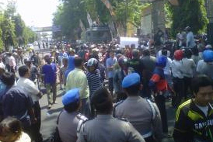 Polisi menutup akses jalan raya menyusul terjadinya aksi unjuk rasa massa yang kecewa dengan hasil Pilwali Kota Kediri, Jawa Timur, di kantor KPU setempat, Rabu (5/9/2013).
