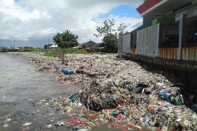 Tumpukan sampah di pesisir Pantai Teluk, Kabupaten Pandeglang. Berikut ini lima fakta Pantai Teluk Labuan di Pandeglang disebut paling kotor. 

