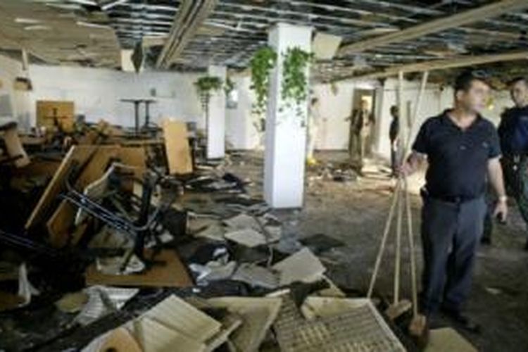 Pekerja membersihkan bekas bom di Universitas Hebrew, Jerusalem pada tahun 2002. 
