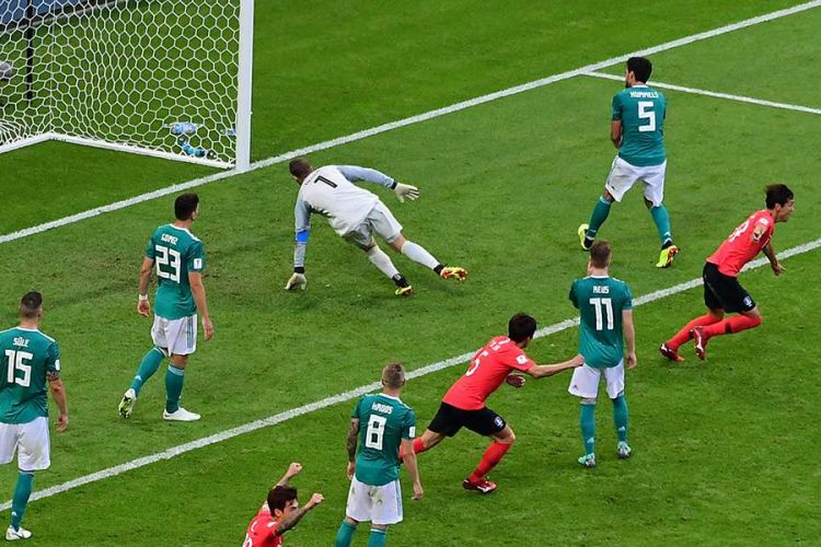 Pemain Korea Selatan Kim Young-gwon (kanan) usai mencetak gol ke gawang Jerman dalam laga penyisihan Grup F Piala Dunia 2018 di Kazan Arena, Kazan, Rabu (27/6/2018). Sang juara bertahan Jerman terdepak dari ajang Piala Dunia usai ditaklukkan Korea Selatan dengan skor 2-0.