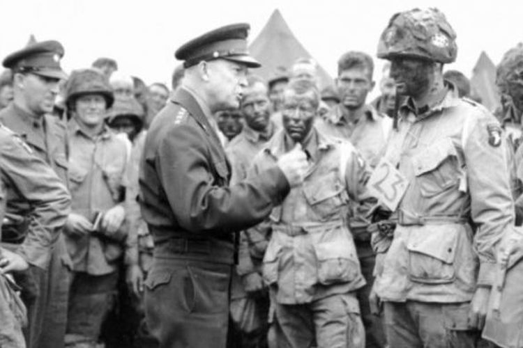 Jenderal Dwight D Eisenhower, yang menjadi komandan pasukan gabungan Sekutu, mengunjungi para prajuritnya menjelang digelarnya Operasi Overlord yang diawali dengan pendaratan di Normandia, Perancis.