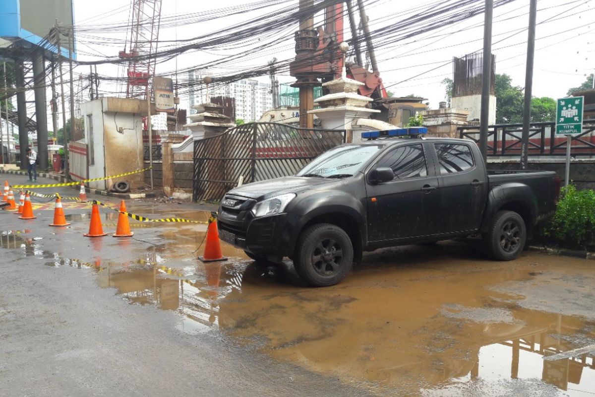 Halaman kantor BNN di Cawang, Jakarta Timur, dipenuhi lumpur akibat kebocoran pipa gas milik PGN pada Senin (12/2/2018) malam.