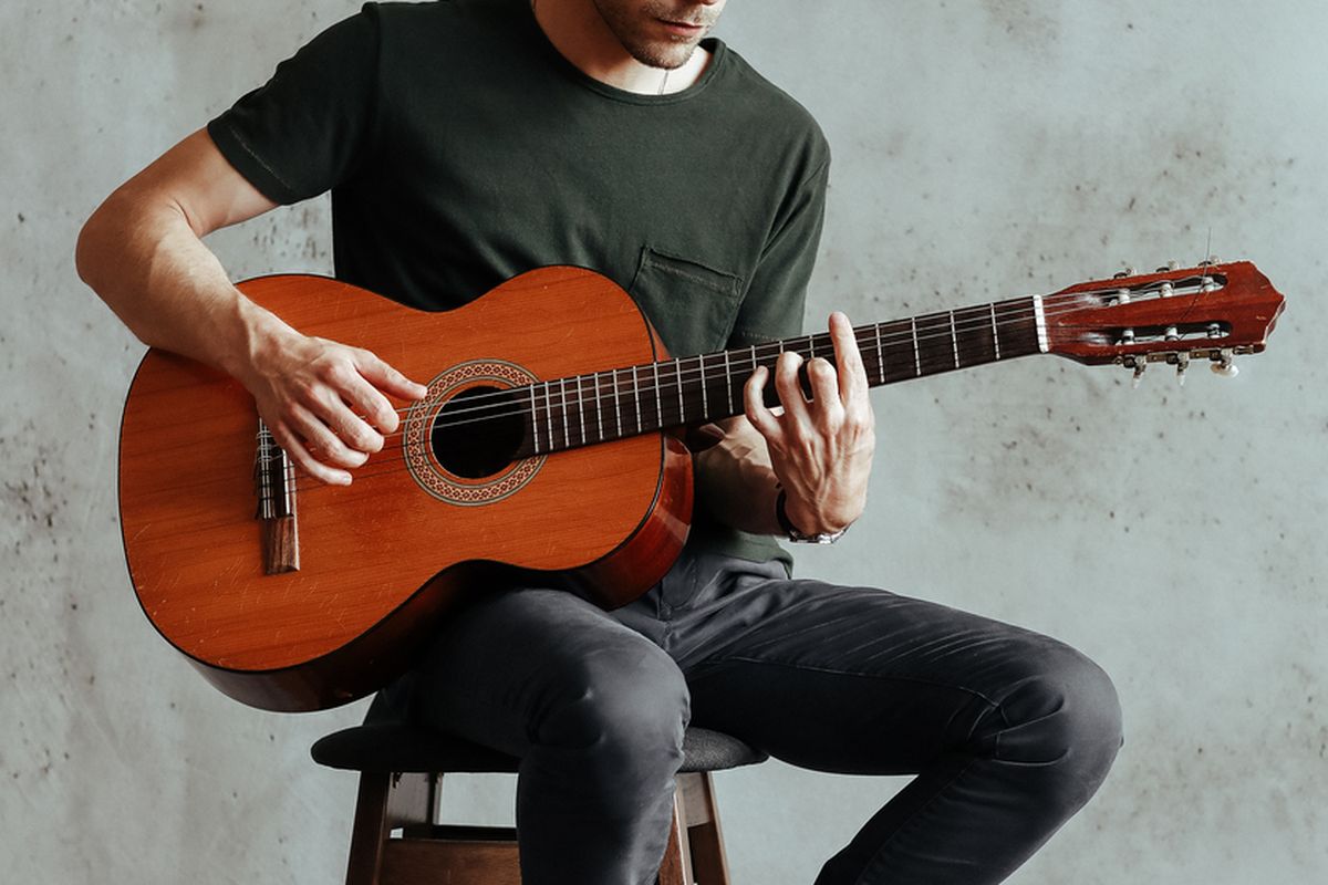 Ilustrasi gitar. Pengamen pukul pengunjung di Alun-alun Majalaya, Bandung, Sabtu (23/3/2024). Peristiwa ini terjadi karena korban menolak memberikan uang kepada pengamen.