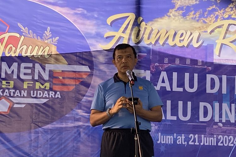 Sekretaris Dinas Penerangan TNI AU (Sesdispenau) Kolonel (Sus) Firmansjah sambutan saat peringatan hari ulang tahun (HUT) ke-5 Airmen Radio di Jatinegara, Jakarta Timur, Jumat (21/6/2024).