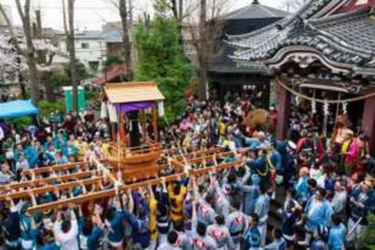 Salah satu kegiatan dalam Festival Penis di kota Kawasaki, Jepang.