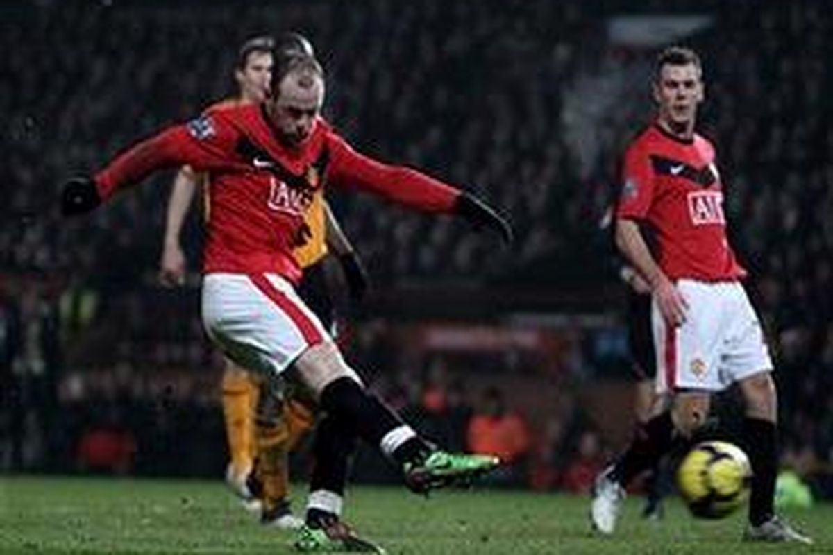 Penyerang Manchester United, Wayne Rooney, melakukan tendangan yang berbuah gol ke gawang Hull City. Dia akhirnya mencetak empat gol dan memastikan timnya menang 4-0.