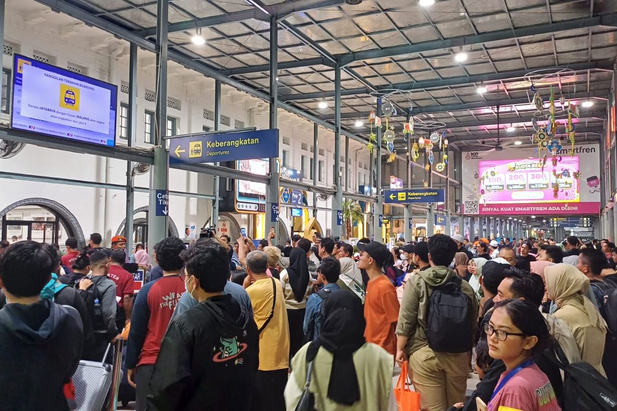 Suasana Stasiun Pasar Senen, Jakarta Pusat, Minggu (14/4/2024).