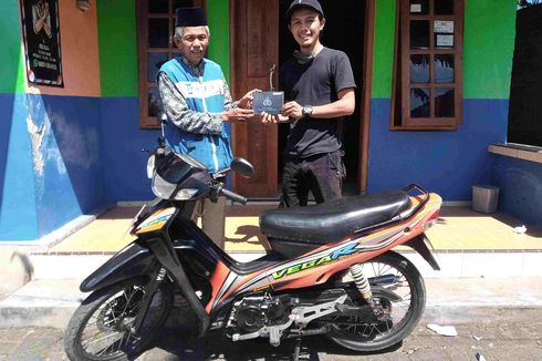 Kakek Loper Koran yang Kehilangan Motor Kini Mendapat Ganti dari Netizen dan Relawan