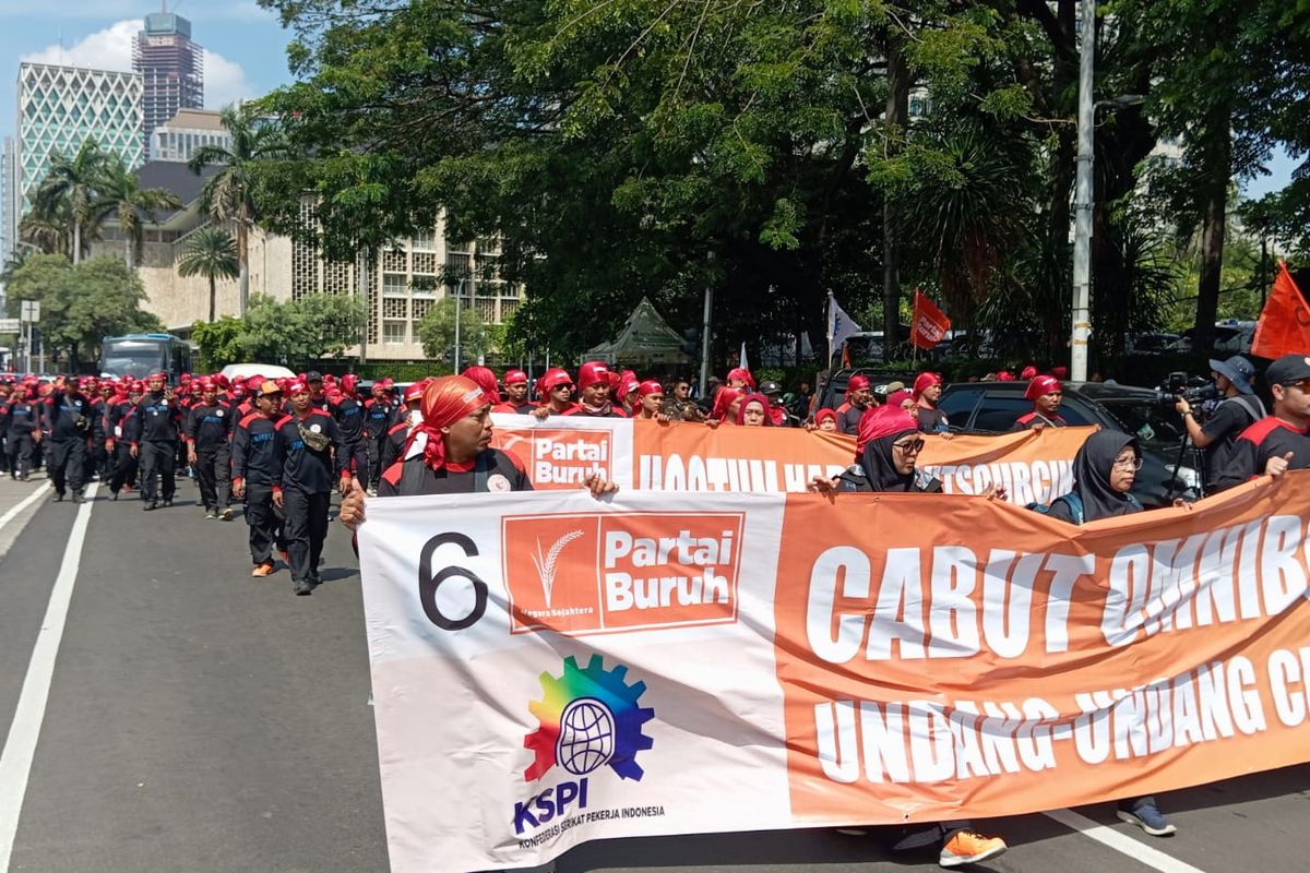 Demo Tolak UU Cipta Kerja, Massa Buruh Padati Kawasan Patung Kuda