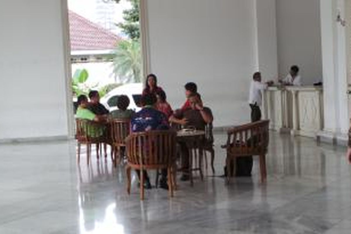 Kursi di pendopo Balai Kota yang disediakan Gubernur DKI Jakarta Basuki Tjahaja Purnama untuk aduan warga.