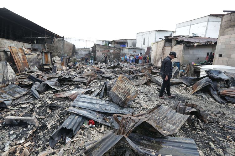 Warga melihat sisa-sisa puing rumah di Kampung Tanah Merah usai kebakaran Depo Pertamina Plumpang, Koja, Jakarta Utara, Sabtu (4/3/2023). Kebakaran ini mengakibatkan 17 orang meninggal dunia dan 51 orang luka-luka.