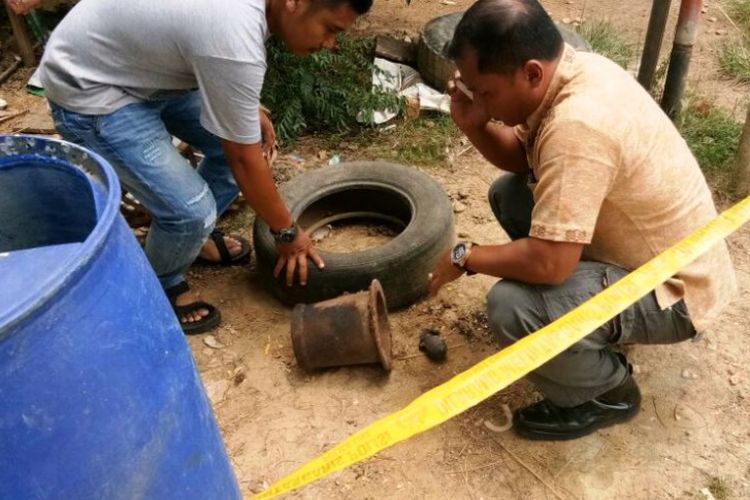 Warga melihat granat yang ditemukan nelayan di Desa Kuta Blang, Kecamatan Banda Sakti, Kota Lhokseumawe, Sabtu (26/8/2017)