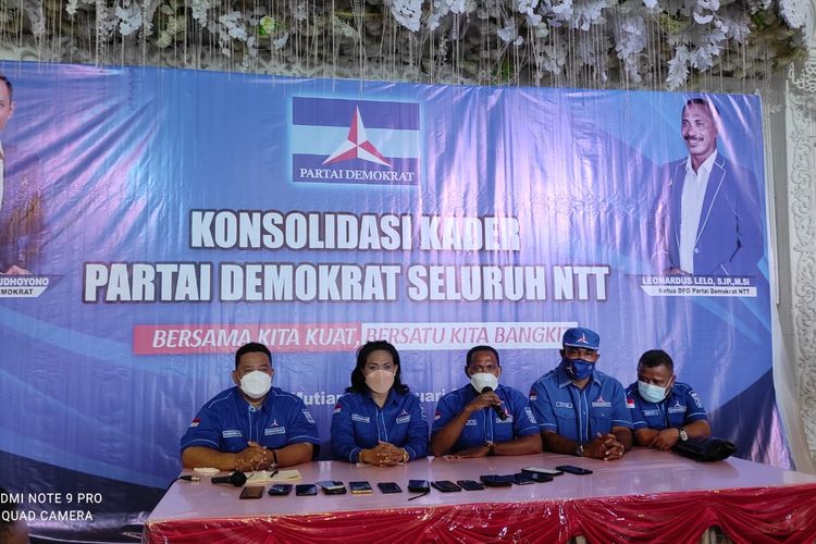 Ketua DPD Demokrat NTT Leonardus Lelo dan sejumlah pengurus Demokrat, saat memberikan keterangan pers kepada sejumlah wartawan di Kupang, Sabtu (5/2/2022) 